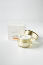 ครีมบำรุงผิวหน้านมผึ้ง พลัสครีม - Royal Jelly Moisturizing Plus Cream SPF15